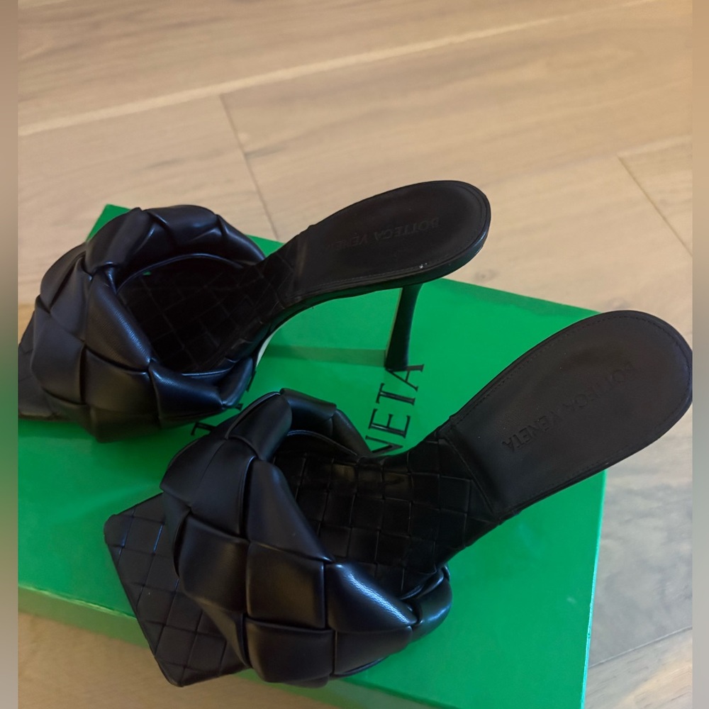 All black size 40, comes with extra heels, very good condition